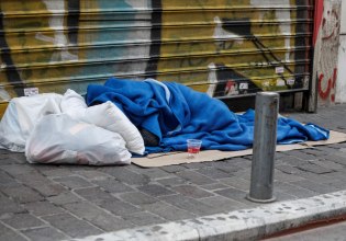 Μπακογιάννης: Υπό εγκατάλειψη οι άστεγοι – Απολύσεις στο Street Work από τη Δημοτική Αρχή Δούκα