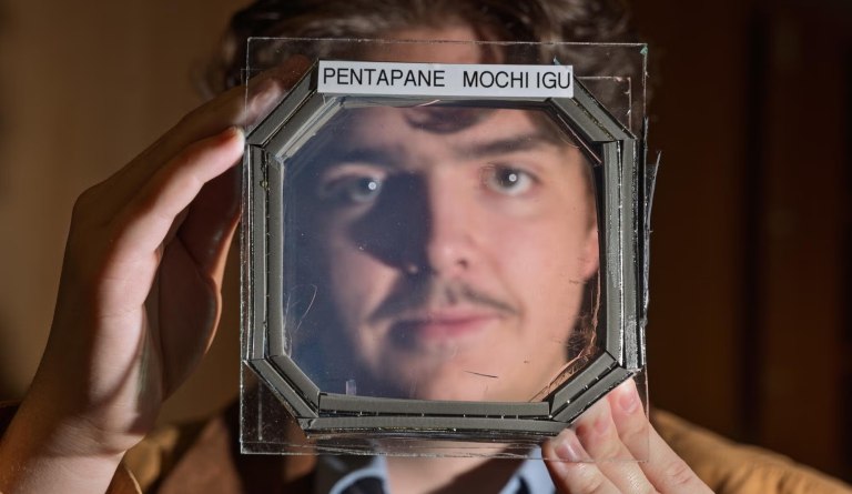 Ξεχάστε τα διπλά τζάμια – Αυτή η λεπτή διαφανής μεμβράνη υπόσχεται να κρατήσει το σπίτι σας ζεστό