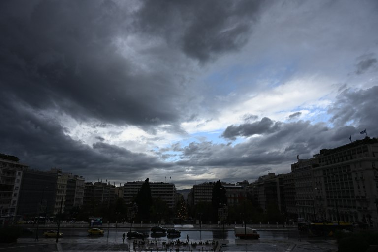 Έκτακτο δελτίο: Καταιγίδες με μεγάλη ένταση και διάρκεια θα πλήξουν τη χώρα – Πότε φτάνει η κακοκαιρία στην Αττική