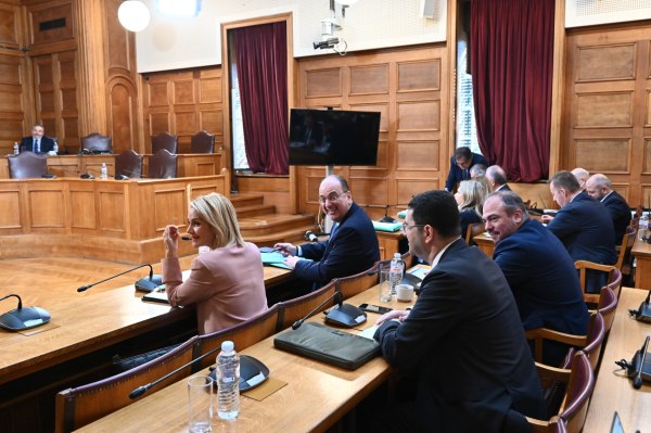 «Φραπές»: «Μας φλόμωσε στο ψέμα» – Αντιδράσεις των κομμάτων στην παρωδία της Εξεταστικής