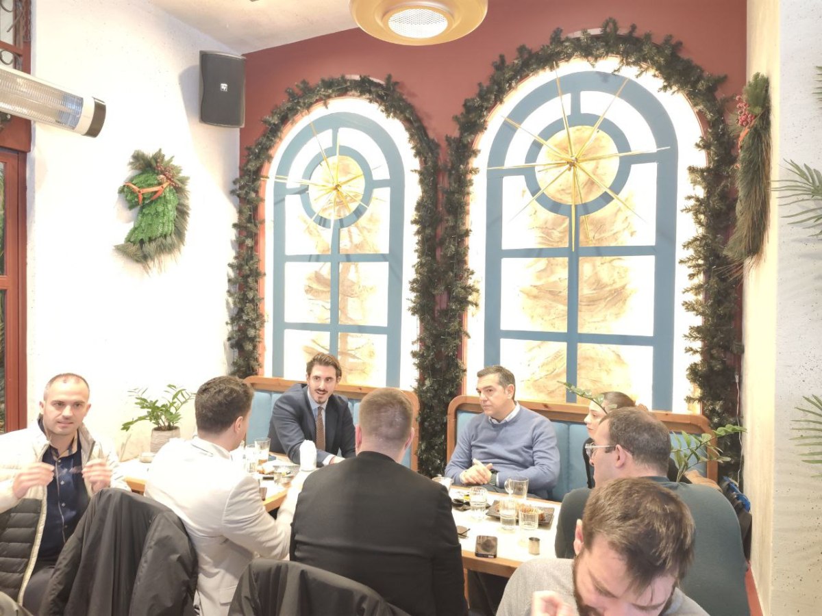 Στην Πάτρα για την «Ιθάκη» ο Τσίπρας – Συνάντηση με νέους σε καφέ του κέντρου