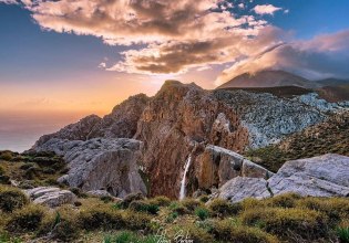 Ηράκλειο: Σε εξέλιξη επικίνδυνη επιχείρηση διάσωσης στα Αστερούσια Όρη – 40χρονος τραυματίστηκε στο φαράγγι του Αμπά