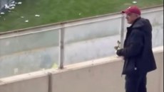 Το είδαμε και αυτό σε ελληνικό γήπεδο: Οπαδός της ΑΕΛ Novibet λιβανίζει από την εξέδρα (vid)