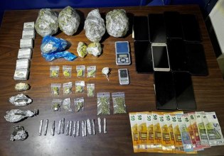 Πούλαγαν ναρκωτικά σε όποιον περνούσε από την πλατεία στον Άγιο Παντελεήμονα – Συνελήφθησαν 14 μέλη της σπείρας