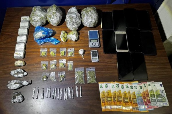 Πούλαγαν ναρκωτικά σε όποιον περνούσε από την πλατεία στον Άγιο Παντελεήμονα – Συνελήφθησαν 14 μέλη της σπείρας