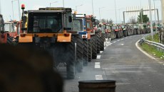 «Έκλεισαν οι πόρτες του διαλόγου» λένε οι αγρότες- Λάθος με τον ΕΛΓΑ, «ομαλά οι επόμενες πληρωμές» λέει ο κ. Κέλλας