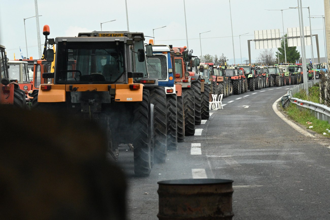 Αγρότες: Ατσαλώνουν τη στάση τους – Οι παράγοντες που «φουντώνουν» τα μπλόκα