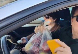 Αγρότες πρόσφεραν κρόκο και μήλα στους διερχόμενους οδηγούς στην Κοζάνη (βίντεο)