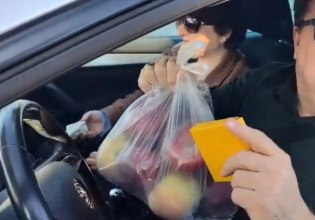 Αγρότες πρόσφεραν κρόκο και μήλα στους διερχόμενους οδηγούς στην Κοζάνη (βίντεο)