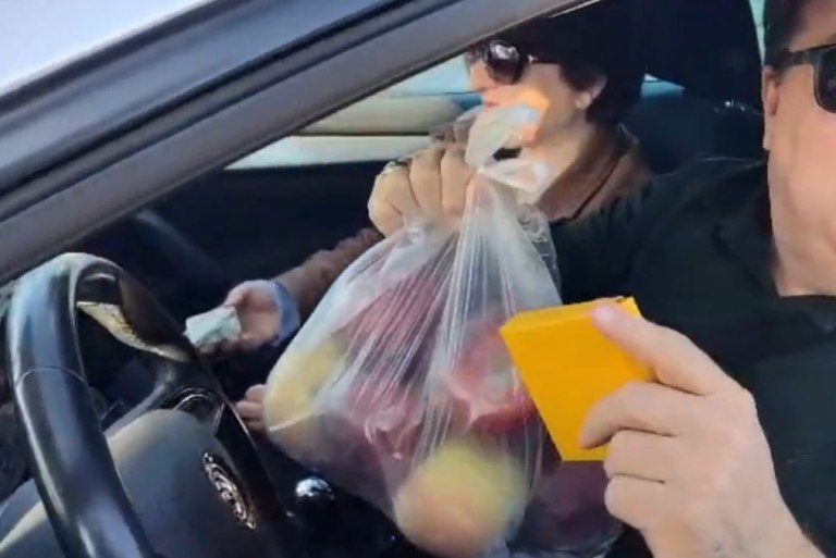 Αγρότες πρόσφεραν κρόκο και μήλα στους διερχόμενους οδηγούς στην Κοζάνη [βίντεο]