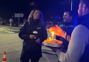 Αγρότες πήγαν τούρτα σε αστυνομικό που είχε τα γενέθλιά της [βίντεο]