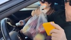 Αγρότες πρόσφεραν κρόκο και μήλα στους διερχόμενους οδηγούς στην Κοζάνη [βίντεο]