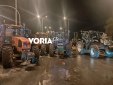 Θεσσαλονίκη: Αγρότες έντυσαν με… λαμπιόνα τα τρακτέρ τους – Χριστούγεννα στα μπλόκα