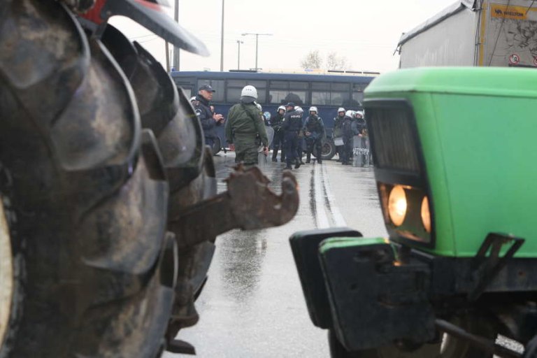 Αγρότες: Έσπασαν τον αστυνομικό κλοιό και στήνουν μπλόκο στο Τελωνείο του Προμαχώνα