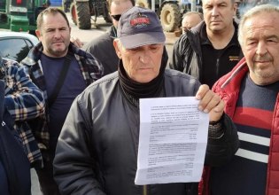 Αγρότες: Δικαστικός κλητήρας πήγε σε μπλόκο και επέδωσε σε αγρότη αγωγή για χρέη [βίντεο]