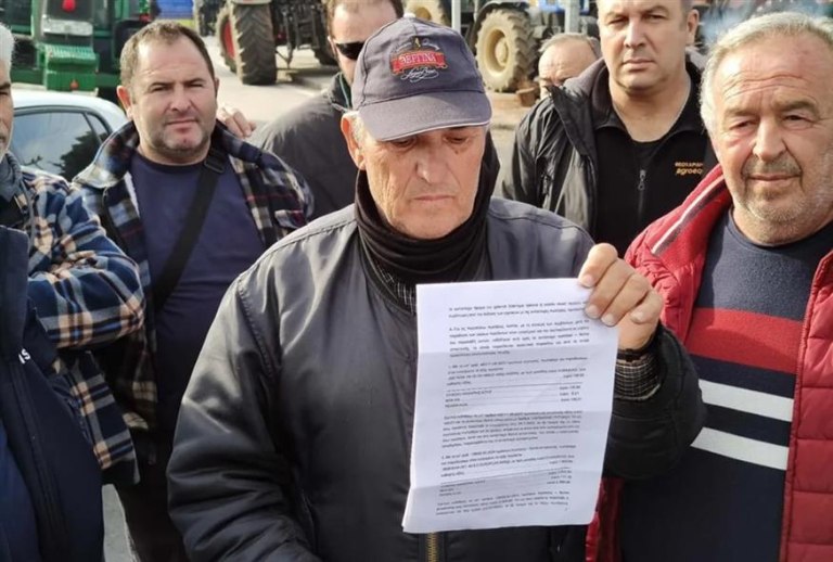 Αγρότες: Δικαστικός κλητήρας πήγε σε μπλόκο και επέδωσε σε αγρότη αγωγή για χρέη [βίντεο]