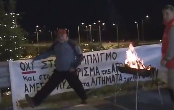 Αγρότης κάνει σπαγγάτο σε ζωντανή σύνδεση στην Καρδίτσα και γίνεται το απόλυτο viral