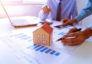 Πώς «διαβάζει» η αγορά τα κυβερνητικά μέτρα  για το στεγαστικό – Τα συν, τα πλην και τα ίσως