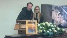 Αλμπέρτο Εσκενάζυ: Με το τραγούδι «Του Αιγαίου τα μπλουζ» τον αποχαιρέτησαν οι δικοί του άνθρωποι