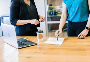 Μισθολογική διαφάνεια: Η ερώτηση «τι μισθό παίρνεις;» δεν θα είναι πια ταμπού