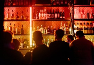 Περιστέρι: 15 ανήλικοι εντοπίστηκαν σε νυχτερινό κέντρο παρά την απαγόρευση – Συνελήφθη ο υπεύθυνος του καταστήματος