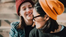 Καλύτερα να μασάς: Η μια λέξη που μπορεί να διαλύσει τη φιλία