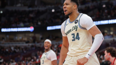 Ο Γιάννης Αντετοκούνμπο και το μήνυμα προς όλες τις κατευθύνσεις: «I’m f@@@@ back» (vids)