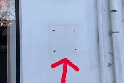 Άγνωστοι έκλεψαν τον απινιδωτή από κεντρικό δρόμο στα Χανιά – Έκκληση στους δράστες να επιστρέψουν τη συσκευή