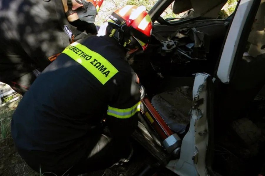 Χανιά: Αυτοκίνητο βγήκε από τον δρόμο και ανετράπη – Εγκλωβίστηκε ένα ζευγάρι