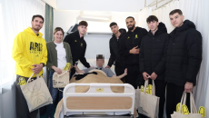 Ο Άρης Betsson μοίρασε δώρα και χαμόγελα στα παιδιά της κλινικής «Άγιος Λουκάς»