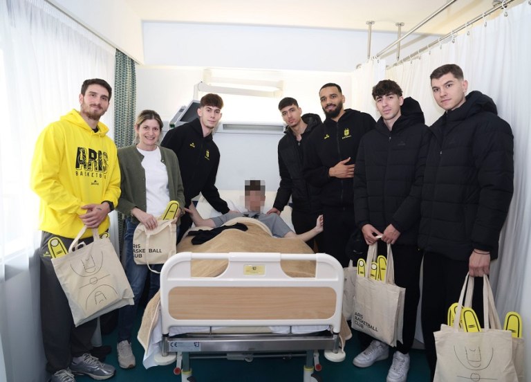 Ο Άρης Betsson μοίρασε δώρα και χαμόγελα στα παιδιά της κλινικής «Άγιος Λουκάς»