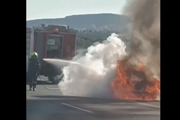 Aυτοκίνητο τυλίχθηκε στις φλόγες στην Αττική Οδό – Δείτε βίντεο