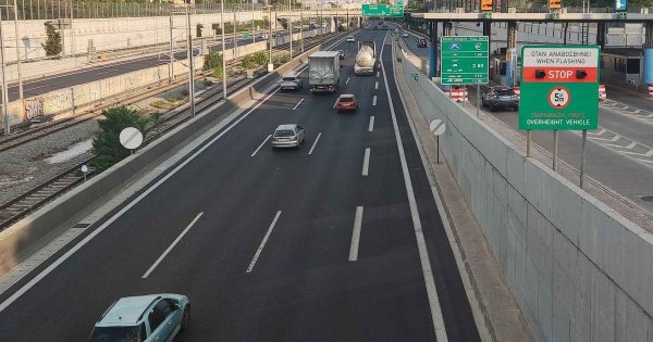 Αττική Οδός: Φωτιά σε όχημα στο ύψος της Παιανίας