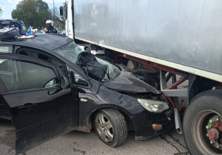 Πάτρα: Σοβαρό με τροχαίο με έγκυο γυναίκα οδηγό – ΙΧ καρφώθηκε κάτω από νταλίκα