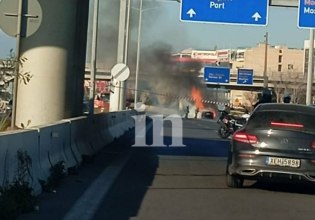 Όχημα τυλίχθηκε στις φλόγες στη λεωφόρο Ποσειδώνος – Κυκλοφοριακό χάος στο ύψος Μοσχάτου