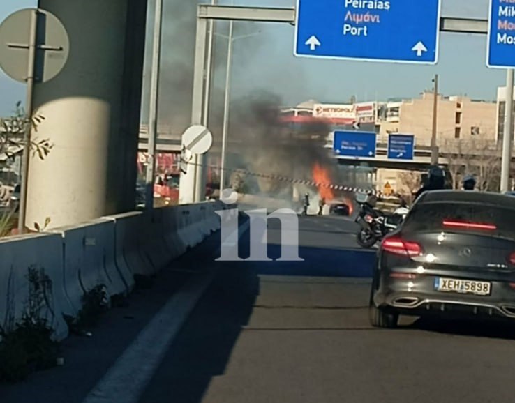 Όχημα τυλίχθηκε στις φλόγες στη λεωφόρο Ποσειδώνος – Δείτε βίντεο