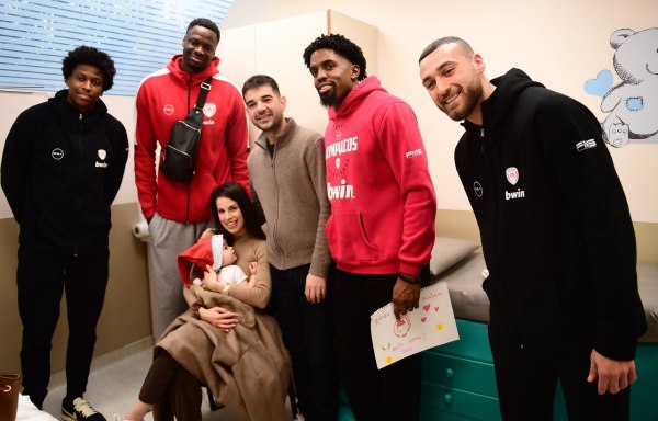 Ολυμπιακός: «Ερυθρόλευκη» αντιπροσωπεία στο Ιατρικό Κέντρο Αθηνών (pics)