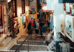Ελληνικός τουρισμός: Σε τροχιά αλλεπάλληλων ρεκόρ – Πάνω από 37 εκατομμύρια οι αφίξεις το 2025