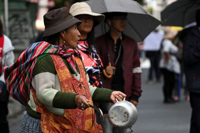 Βολιβία: Διαδηλώσεις εναντίον της κατάργησης των επιδοτήσεων στα καύσιμα από τη νέα δεξιά κυβέρνηση