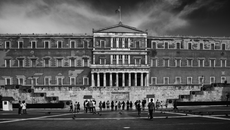 Το κρίσιμο σήμερα δεν είναι «τι θέλει ο λαός», αλλά ποιες επιλογές του προσφέρονται