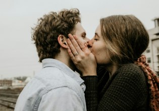 Είναι λογικό; Τι σημαίνει όταν ερωτεύεσαι συνεχώς και πολύ γρήγορα