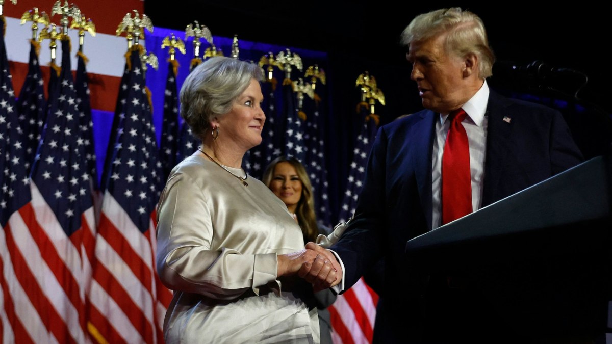 «Έχει την προσωπικότητα αλκοολικού», «είναι στο αρχείο Έπστάϊν» – Η προσωπάρχης του Τραμπ σε διφορούμενες δηλώσεις