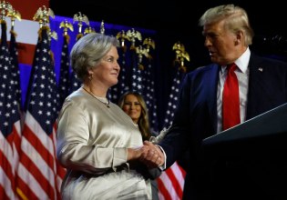 «Έχει την προσωπικότητα αλκοολικού», «είναι στο αρχείο Έπστάϊν» – Η προσωπάρχης του Τραμπ σε διφορούμενες δηλώσεις