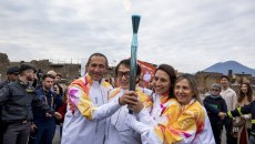 Ο διάσημος Τζάκι Τσαν μετέφερε την Ολυμπιακή Φλόγα στην Πομπηία