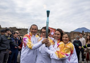 Ο διάσημος Τζάκι Τσαν μετέφερε την Ολυμπιακή Φλόγα στην Πομπηία