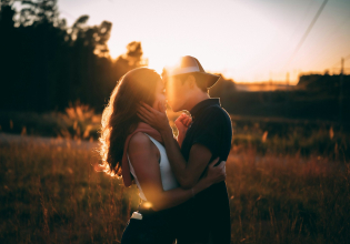 Ρίσκο ή trend: Είναι το «hot-take dating» η νέα τάση στο πρώτο ραντεβού;