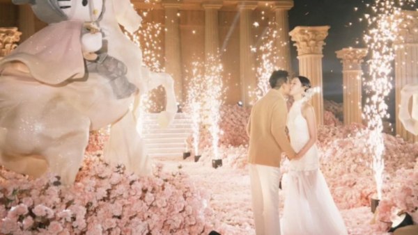 Άνδρας στην Κίνα ξόδεψε χιλιάδες ευρώ για μια πρόταση γάμου με θέμα έναν «Hello Kitty Παρθενώνα»