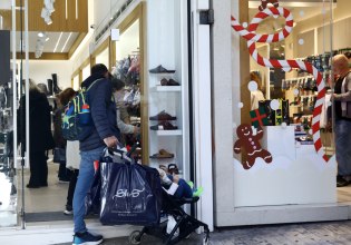 Ανοιχτά τα καταστήματα αύριο – Ποιες Κυριακές περιλαμβάνει το εορταστικό ωράριο