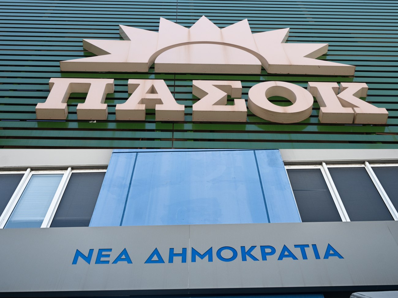 Κόντρα ΝΔ – ΠΑΣΟΚ για την κομματική ιδιότητα του Χιλετζάκη – «Πολύ… ενεργός εμφανίζεται για αδρανές μέλος»