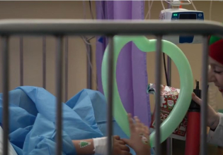 «Ξωτικά» τρύπωσαν στο νοσοκομείο Παίδων και είπαν τα κάλαντα σε νοσηλευόμενα παιδιά